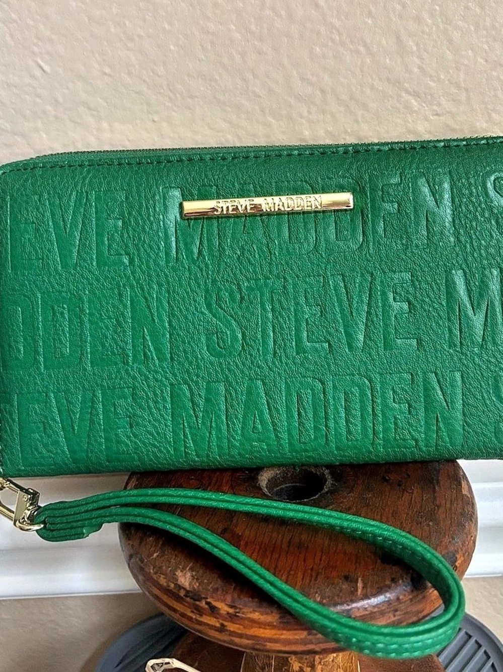 Steve Madden Zip-Around Wristlet Wallet Green Like New